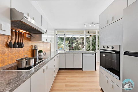 Modern House With Spacious Backyard In Telopea - Tourism TAS 2