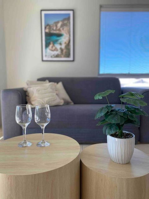 Modern Luxury 1 Bedroom Apartment - Walk To The Shops! Free Wifi - Hobart Tourism 1