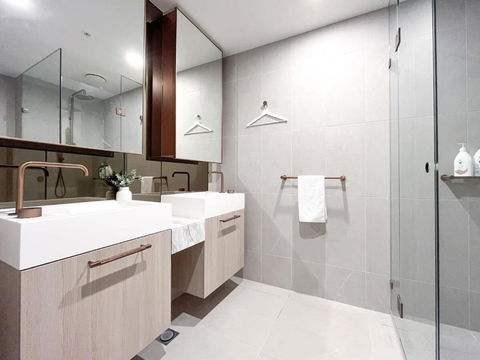 Modern Luxury 2B2B Sky Garden SmartTV - Hobart Tourism 1