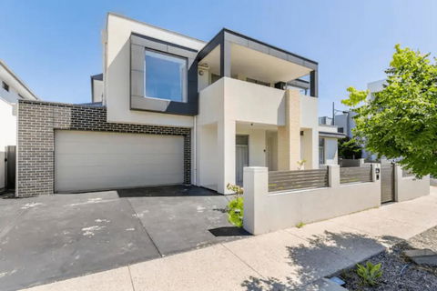 Modern Mansion In Lightsview By Host Solutions - Hobart Tourism 1