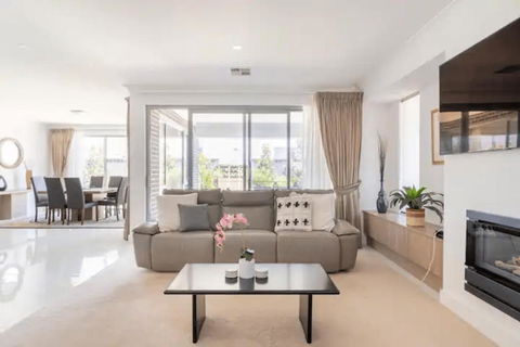 Modern Mansion In Lightsview By Host Solutions - Hobart Tourism 2