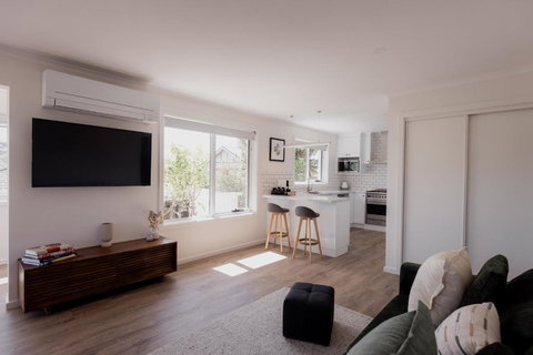 Modern Refurbished Unit In Charming Bellerive - Tourism TAS 2