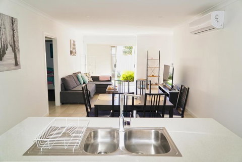 Modern Style Unit 2 Deer Park - Tourism TAS 1