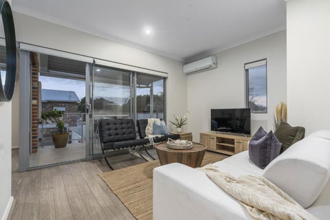 Modernista Getaway Your Airport Retreat - Hobart Tourism 0