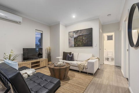Modernista Getaway Your Airport Retreat - Hobart Tourism 3
