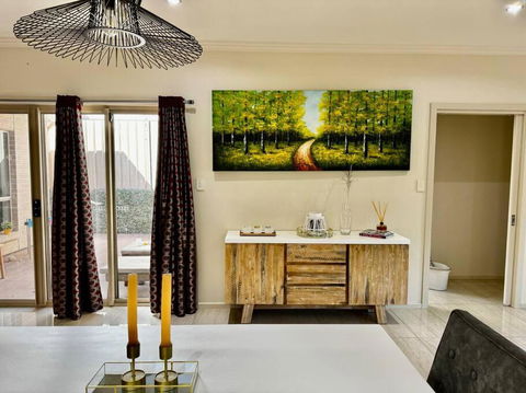 Morden Elegant 4 Bedroom House - Hobart Tourism 0