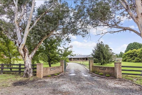 Mountain Culture Farm Stay - Pet Friendly - Hobart Tourism 1