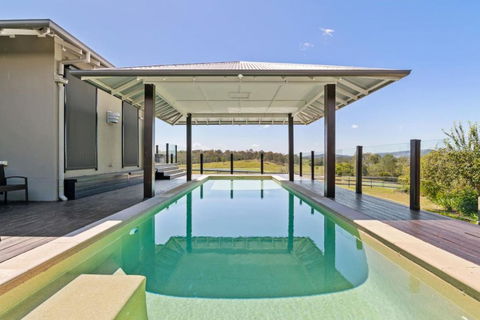 Mountain Majesty With Poolside Relaxing Getaway - Hobart Tourism 0
