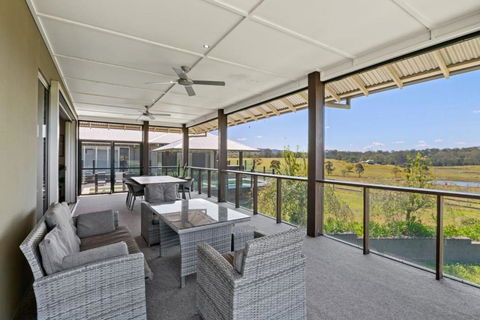 Mountain Majesty With Poolside Relaxing Getaway - Hobart Tourism 1