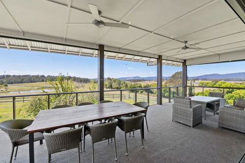 Mountain Majesty With Poolside Relaxing Getaway - Hobart Tourism 2