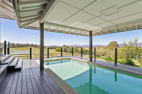 Mountain Majesty With Poolside Relaxing Getaway - Hobart Tourism 3