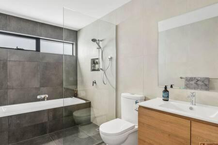 Mountain View Villa-close To Shops-10min To CBD - Tourism TAS 1