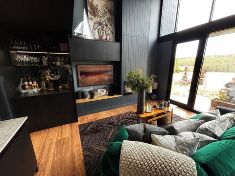 Murdoch + Luxury + Experience - Hobart Tourism 1