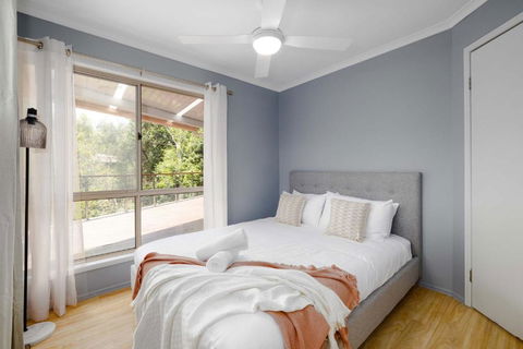 NEW 3BR Serene Creekside Retreat In Helensvale - Tourism TAS 2