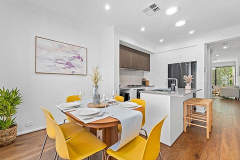 New Luxury Stylish Elegant Townhouse For Families - Tourism TAS 2