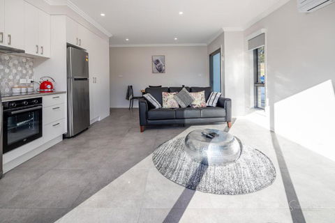 New Sunshine Bay Homes - Hobart Tourism 0
