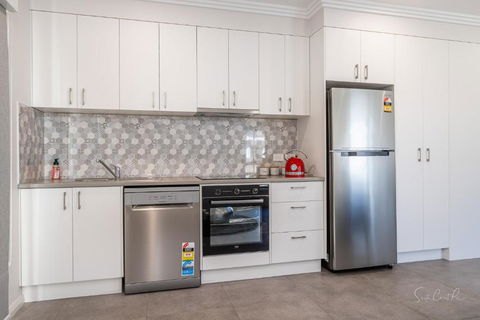 New Sunshine Bay Homes - Hobart Tourism 1