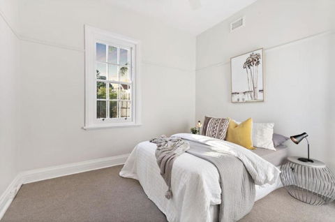 NEWLY RENOVATED LARGE 3.5 BDRM HOUSE! BEST OF MELB - Tourism TAS 3
