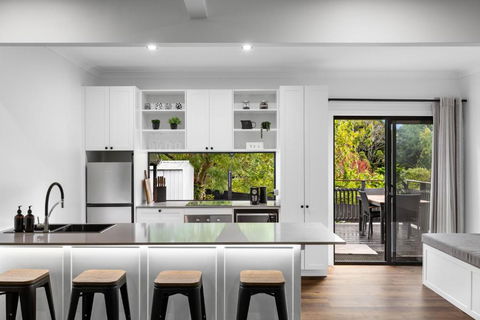 New Modern 2 Bedroom Mountain Retreat Escape - Hobart Tourism 1