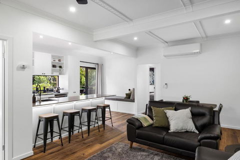 New Modern 2 Bedroom Mountain Retreat Escape - Hobart Tourism 3