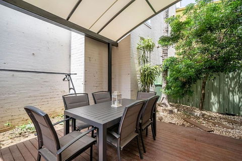 Newtown Nest - Chic Terrace Living Off King Street - Hobart Tourism 2