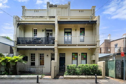 Newtown Nest - Chic Terrace Living Off King Street - Hobart Tourism 3