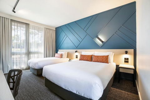 Nightcap At Sandown Park Hotel - Hobart Tourism 0