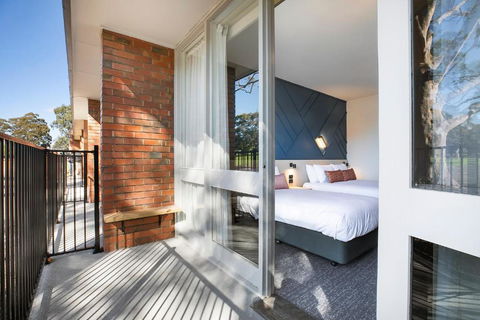Nightcap At Sandown Park Hotel - Hobart Tourism 2