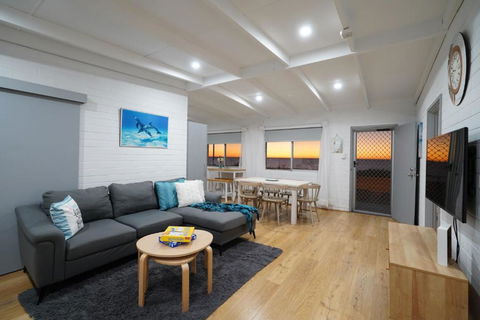 OCEA84 - Quinns Beach Shack: Ocean Views - Hobart Tourism 0