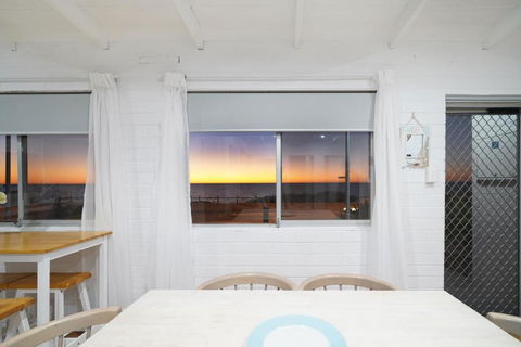 OCEA84 - Quinns Beach Shack: Ocean Views - Hobart Tourism 1