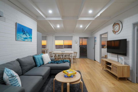 OCEA84 - Quinns Beach Shack: Ocean Views - Hobart Tourism 3