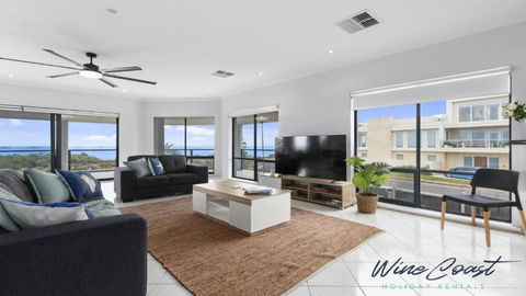 Ocean Views And Vineyards By Wine Coast Holiday Rentals - Tourism TAS 3