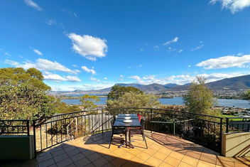 Oceanview Chic Villa 20 Min To CBD with Tourism TAS
