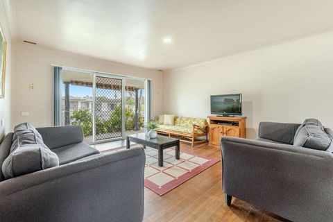 Old Salty - Full Of Charm And Character - Hobart Tourism 1