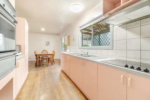 Old Salty - Full Of Charm And Character - Hobart Tourism 3