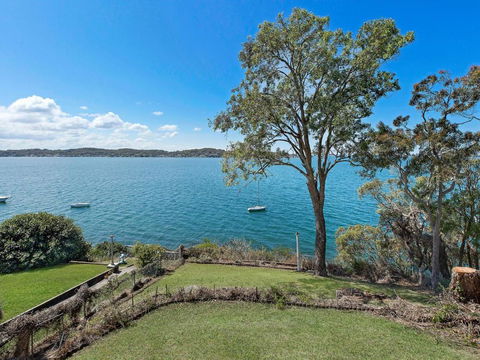On The Lake At Fishing Point - Tourism TAS 0