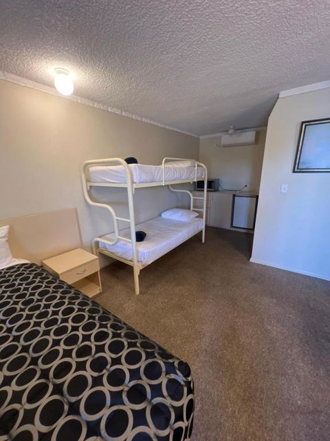 OVERLANDER MOTOR LODGE - Hobart Tourism 3