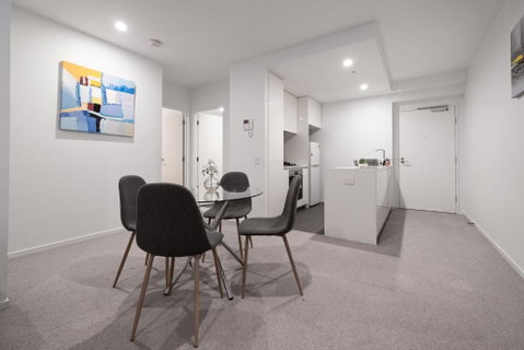 Panoramic Views 2br With Pool And Free Carpark - Tourism TAS 3