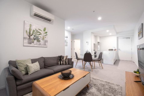 Panoramic Views 2br With Pool And Free Carpark - Tourism TAS 1
