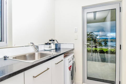 Paradise Point - Entire Home In Clarence Point, Tasmania Australia, 10 Guests 7 Bedrooms 7 Beds 3 Baths - Hobart Tourism 3