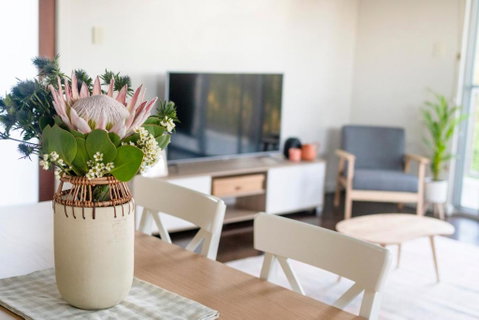 Peaceful Hills Escape: Charming 2-Story Retreat - Tourism TAS 3