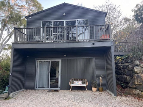 Peaceful Hills Escape: Charming 2-Story Retreat - Tourism TAS 1