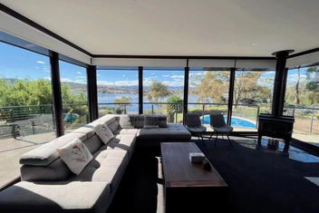Peaceful House With Great Ocean & Mountain View with Tourism TAS