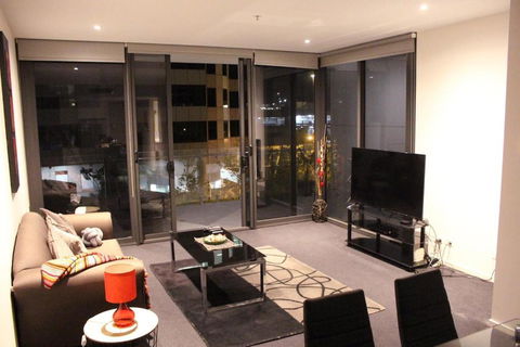 Perfectly Located Modern Apartment - Canberra CBD - Hobart Tourism 1