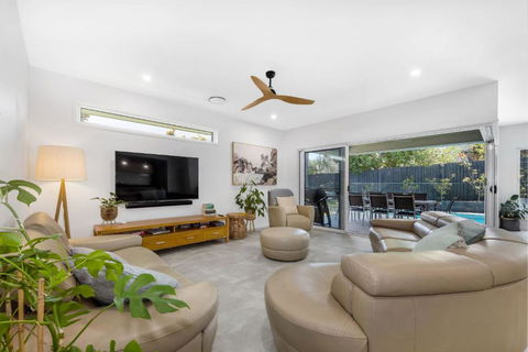 Pet Friendly Holiday Home With Pool On Alex - Hobart Tourism 2