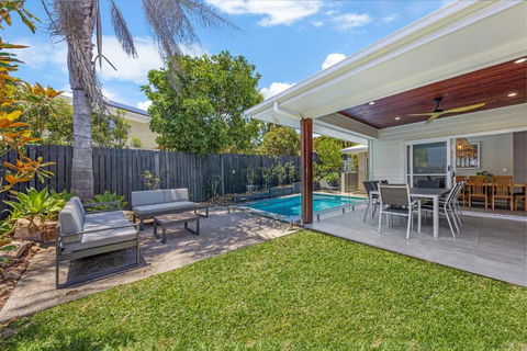 Pet Friendly Holiday Home With Pool On Alex - Hobart Tourism 3