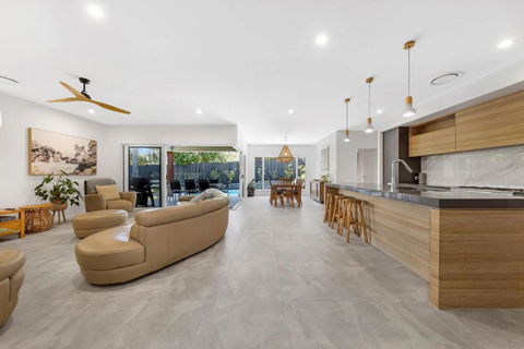 Pet Friendly Holiday Home With Pool On Alex - Hobart Tourism 0