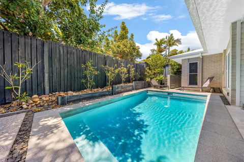 Pet Friendly Holiday Home With Pool On Alex - Hobart Tourism 1