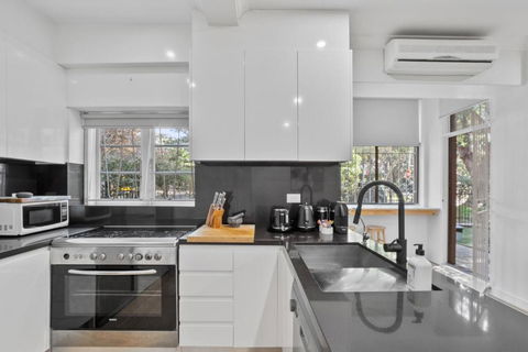 Pet-Friendly Home Just Minutes From Bondi Beach - Hobart Tourism 1