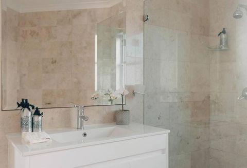 Picasso Villa In Rose Bay - Hobart Tourism 1